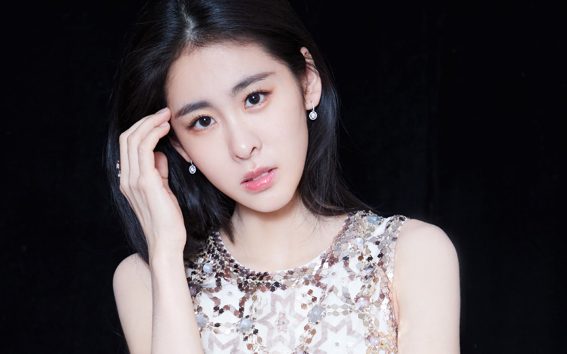 “中国女足首次亮相国际赛场,取得历史性突破”,中国女足队员获国际足联