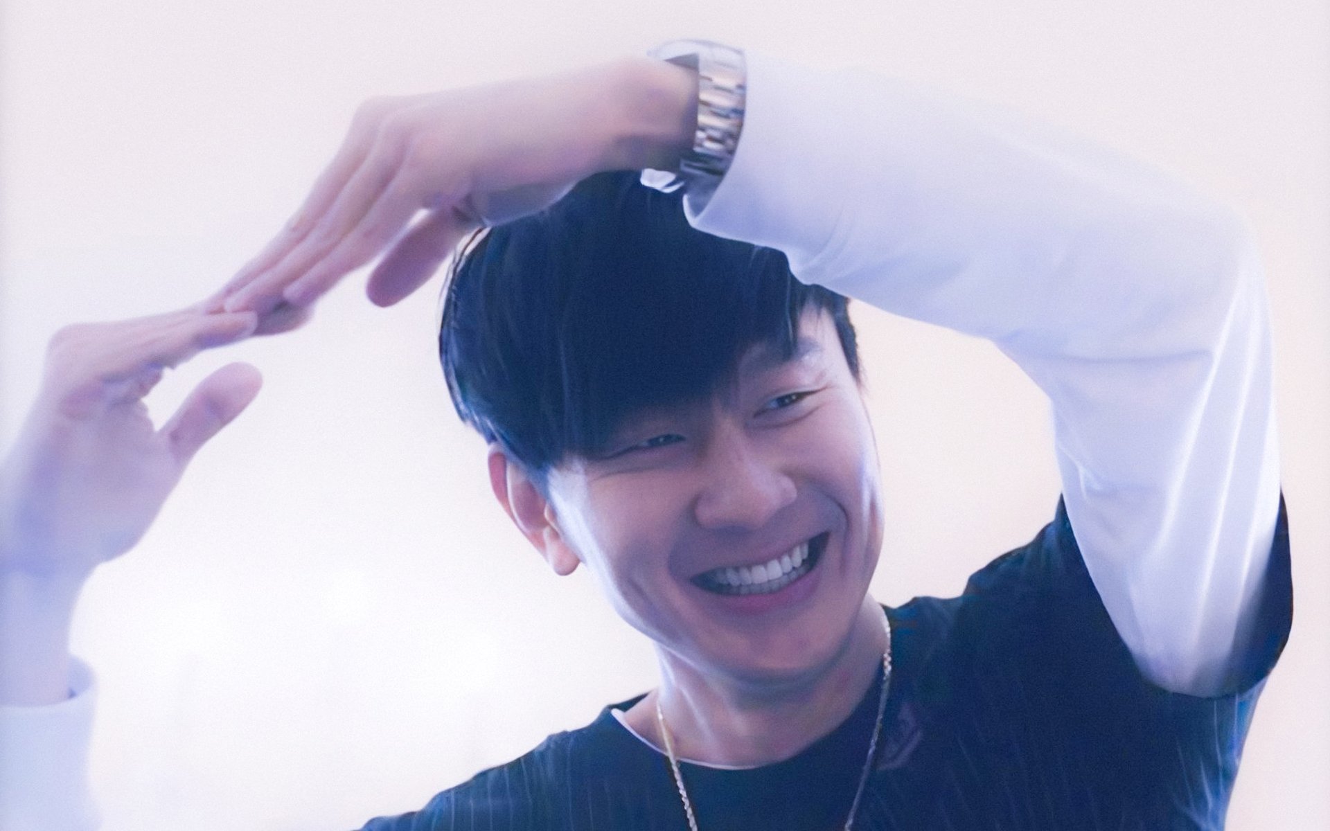 “未来之星:青少年足球运动员崭露头角”,未来之星足球队的教练和小队员正在研究