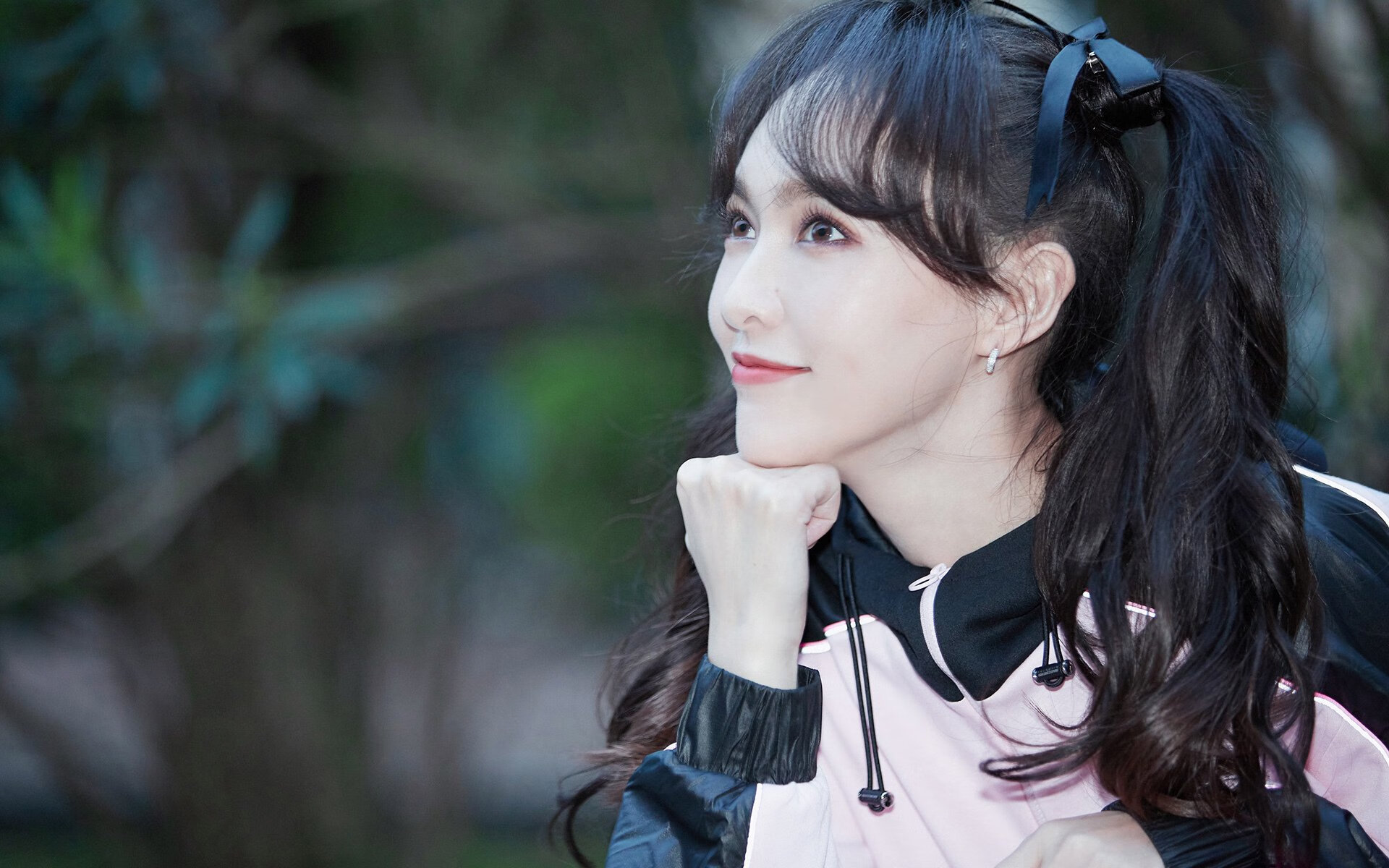 在2015年季后赛火热的“水花”模式中，库里场均命中率高达45%以上，成为联盟最强远射手